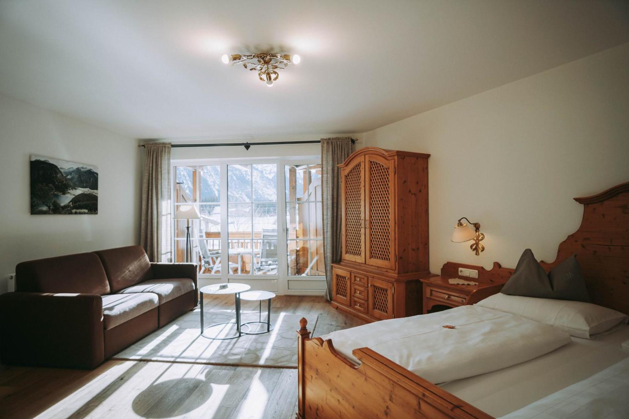 Mons Suites Wine Passion Tannheim Esterno foto
